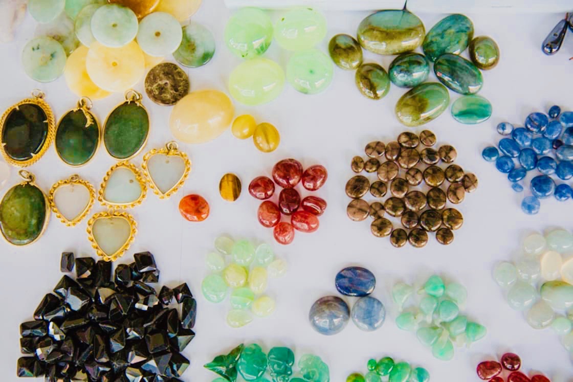 differentcrystalsontable